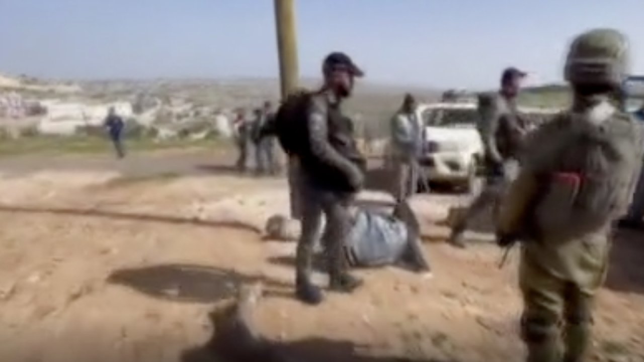 İsrail güçleri,Filistinli yaşlı çiftçiyi darp ederek traktörüne el koydu