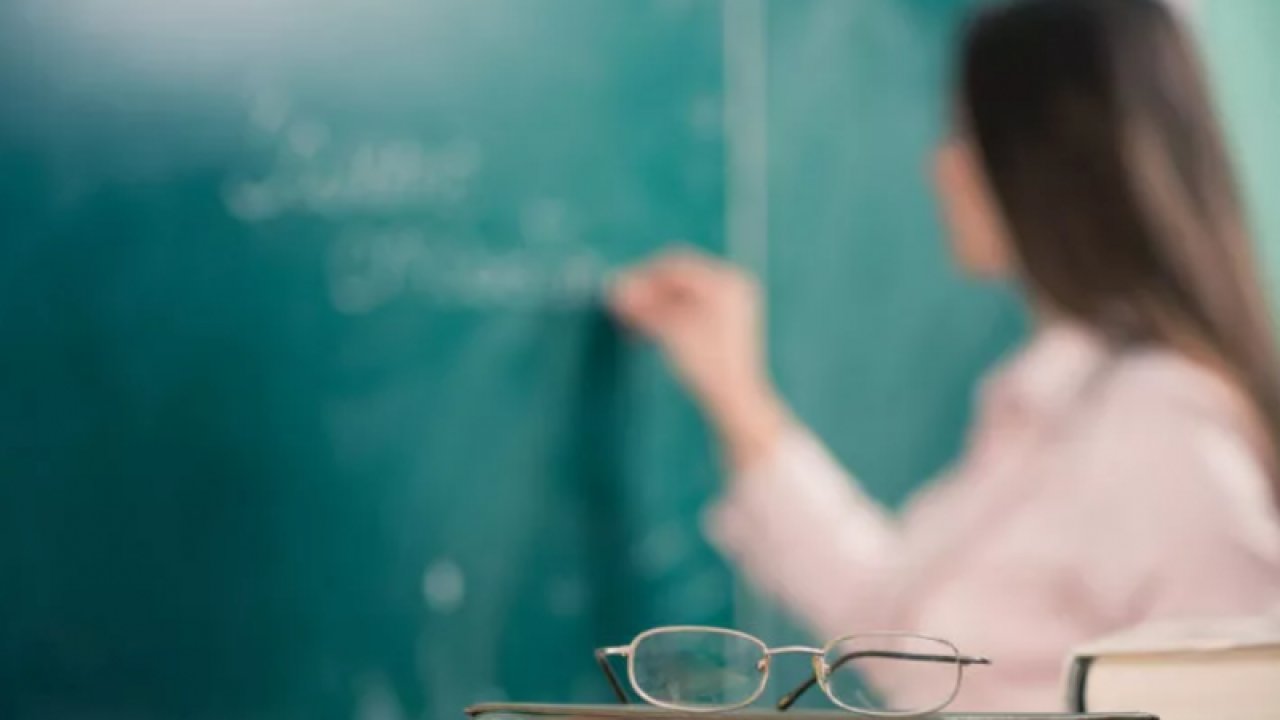Sosyal medyanın son gündemi öğretmenler için açılan tanışma sayfası oldu. İlişki arayan öğretmenlerin tanışma sayfası sosyal medyayı salladı...O sayfadan açıklama geldi