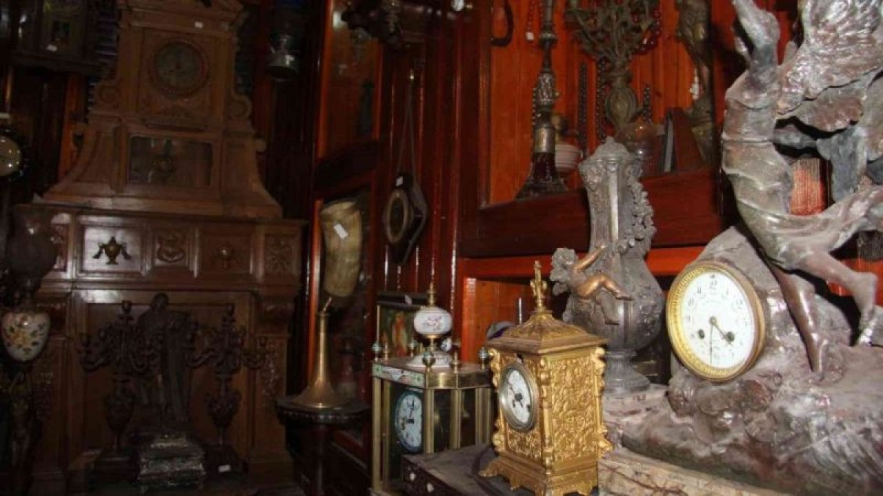 Saray ve köşkleri süsleyen zamanın tanıkları saatler şimdi sergi salonlarında sergileniyor