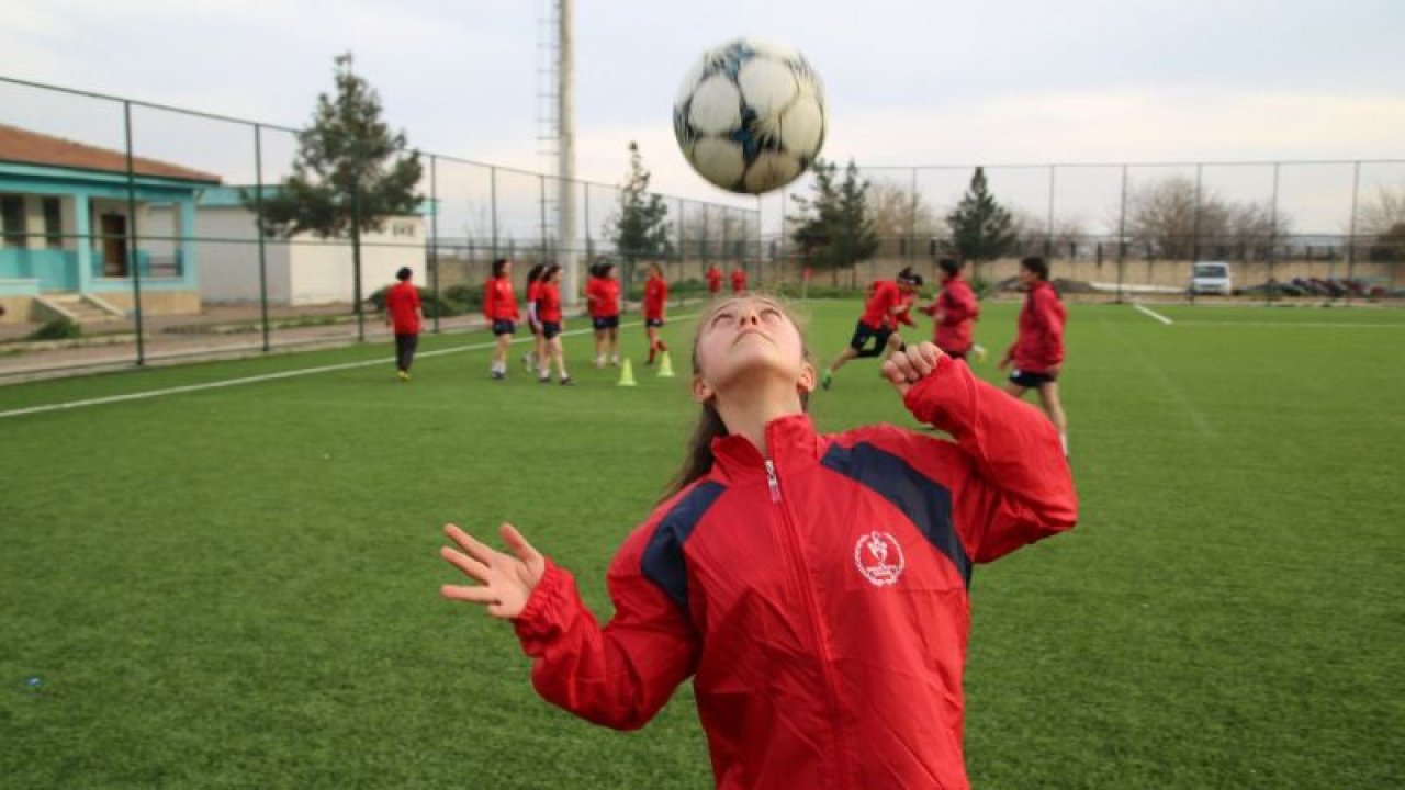 "Kızsın futbol oynayamazsın" dediler, iki farklı branşta milli oldu