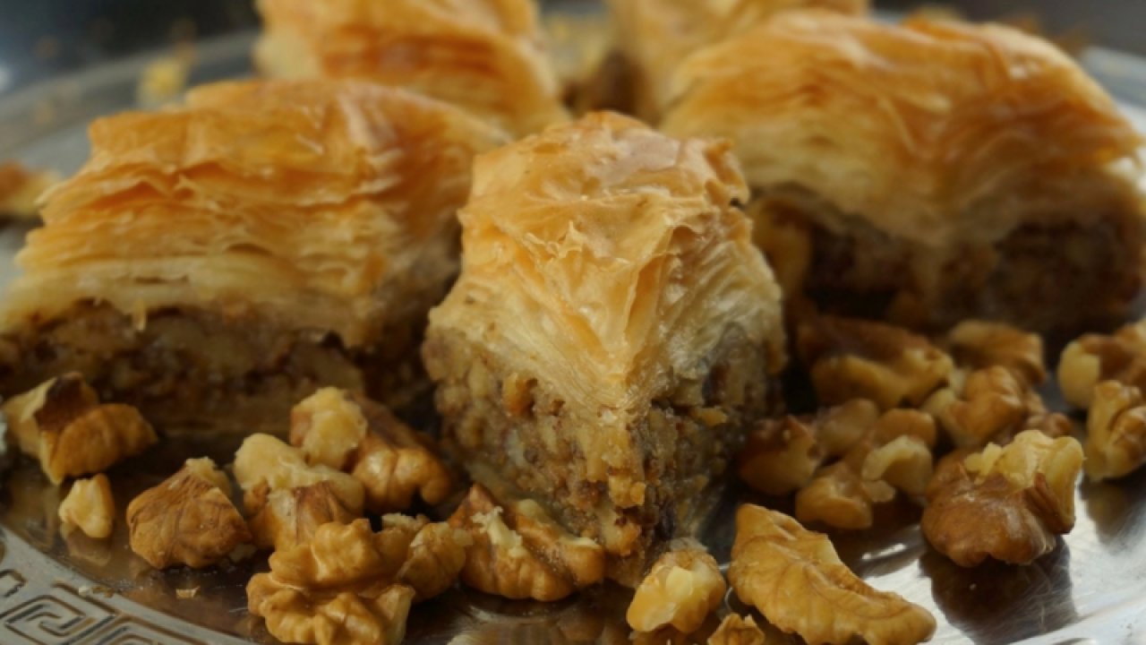 Gaziantep baklavasına gücümüz yetmiyor...İşte en ucuz şekide evde baklava yapımı! Ne Merdane Ne Oklava! İftara Kadar Şipşak Hazırlanan Havuç Dilim Baklava Misafirlerinizin Aklını Alacak!