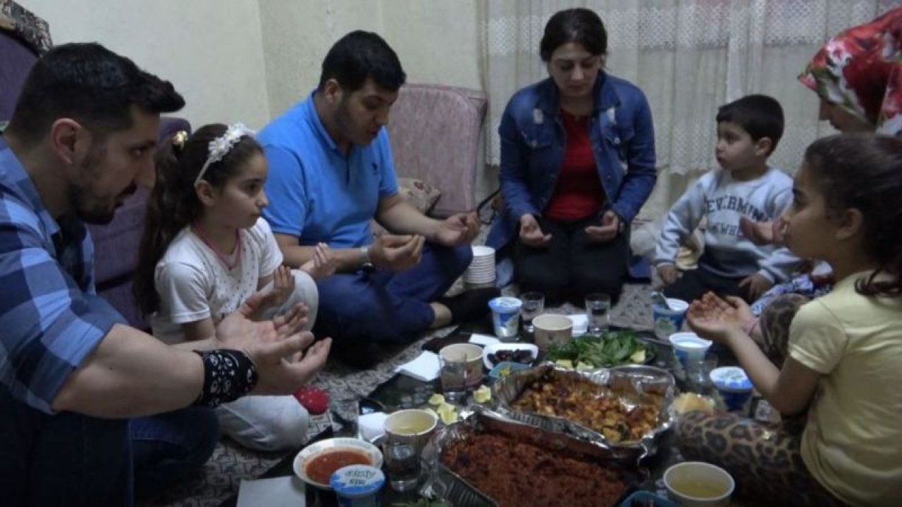 Yetim, öksüz ve kimsesizlerin iftar sofralarına misafir oluyorlar