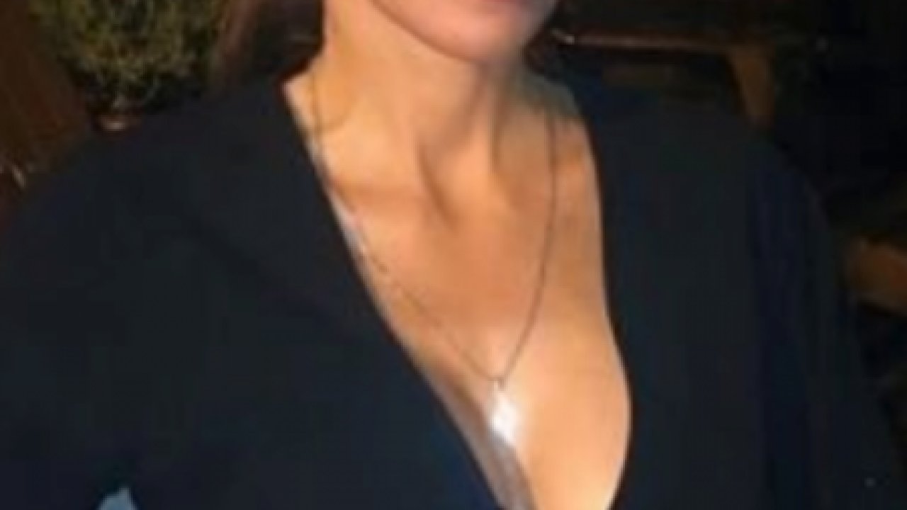 Defne Samyeli Yine Yaptı Yapacağını! Defne Samyeli yaz sezonunu açtı! Mini şortlu ve sütyenli poz verdi