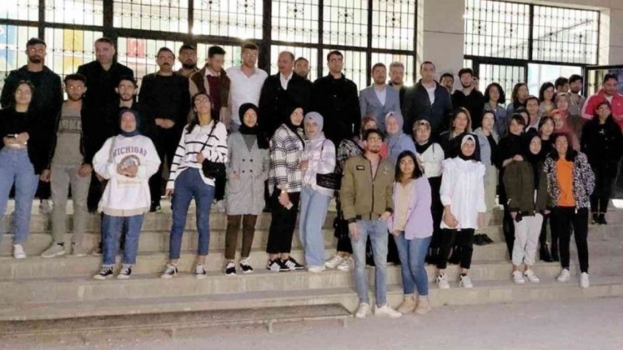 İftarı üniversite öğrencileri ile birlikte yaptılar