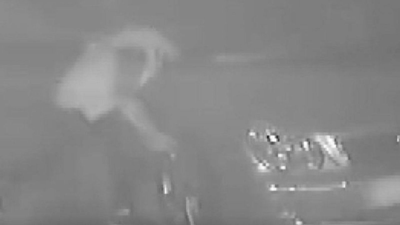 Gaziantep’te araç lastiklerinin bıçaklanma anı güvenlik kamerasında