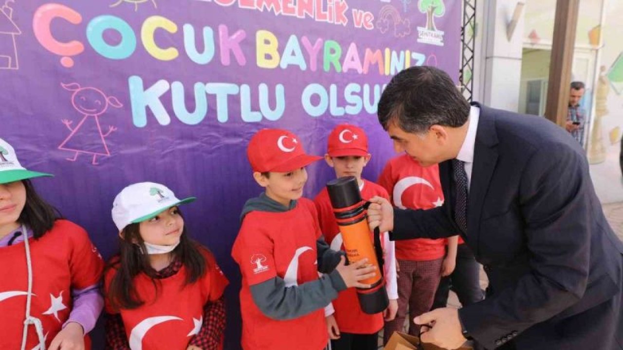 Şehitkamil'de 23 Nisan satranç şenliğinde öğrenciler hamlelerini yaptı