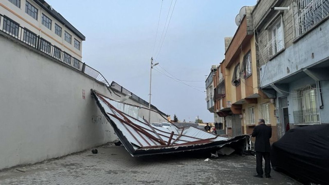 Gaziantep'teki şiddetli rüzgar okul çatısının bir kısmını uçurdu...