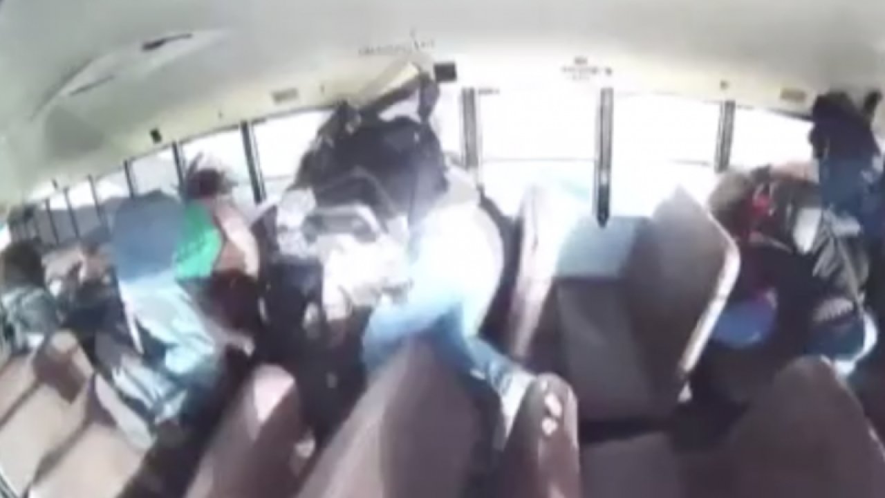 Okul otobüsünün kaza anı kamerada