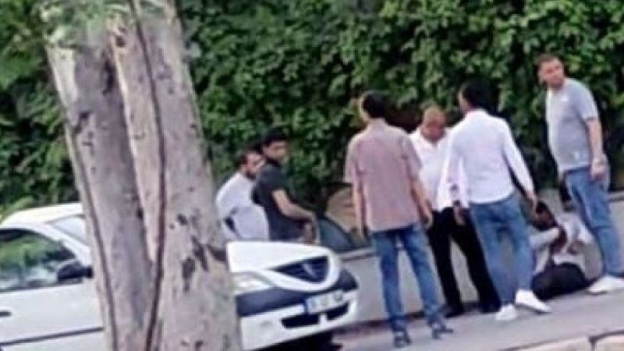 Altay kongresinde eski başkanın yakını bıçaklandı! Spor Toto Süper Lig ekiplerinden Altay’ın olağanüstü genel kurulunun ardından, eski başkan Özgür Ekmekçioğlu’nun yakını bir kişi, taraftarlar tarafından bacağından bıçaklana