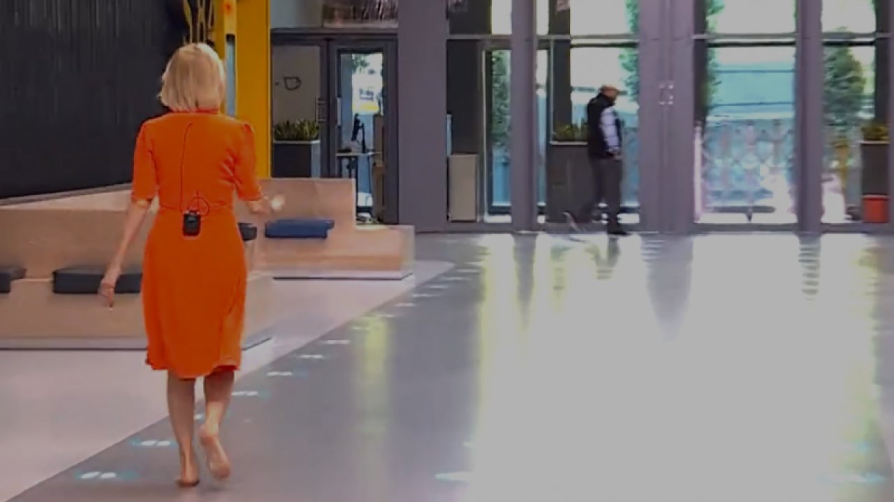 Esra Erol canlı yayında ayakkabılarını çıkartarak çıplak ayakla koştu? Esra Erol, yaptığı hareketle gönülleri fethetti.