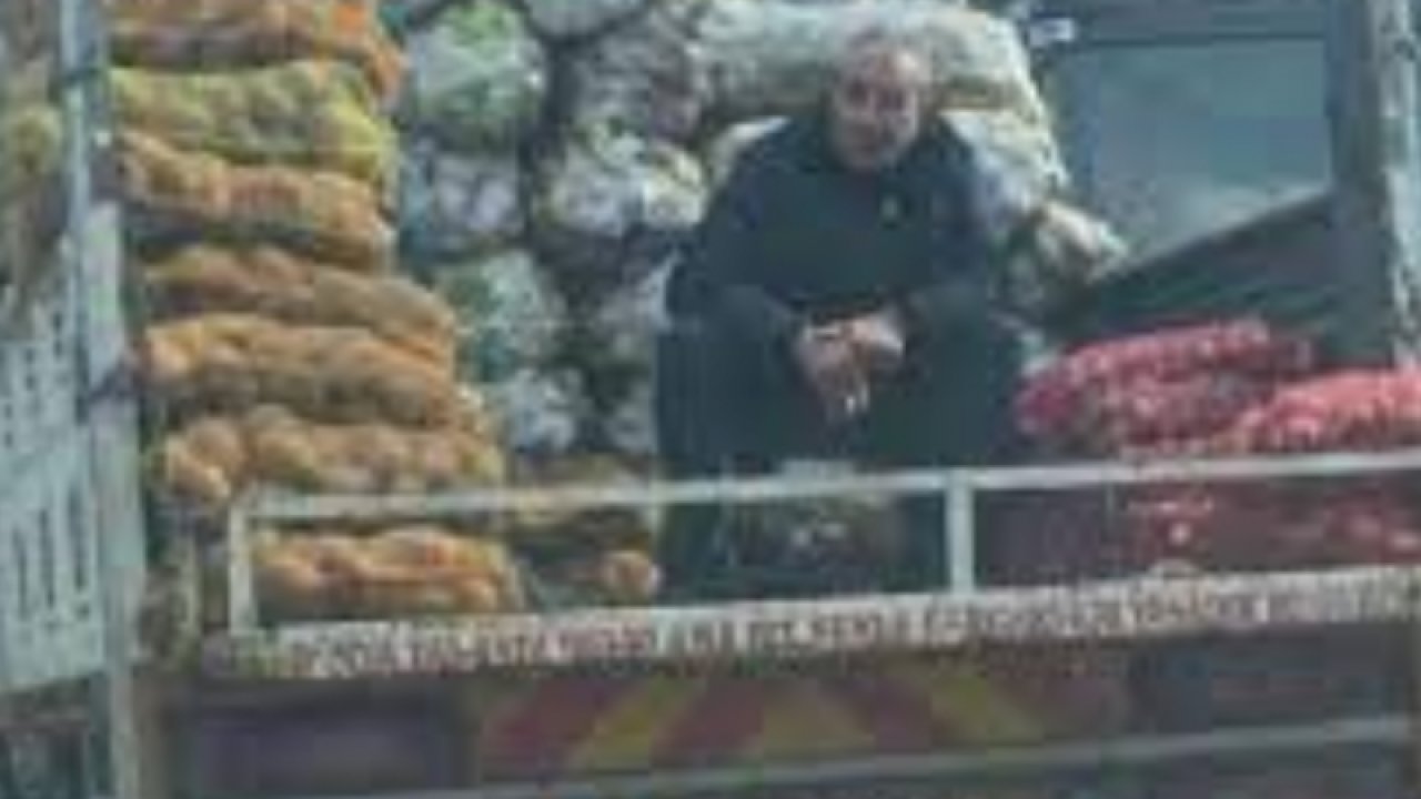 Gaziantepli Patates Satıcısının Yürekleri Yakan Aşkı... 27 AEN 957 Plakalı kamyonetin arkasında yazana bakar mısınız...