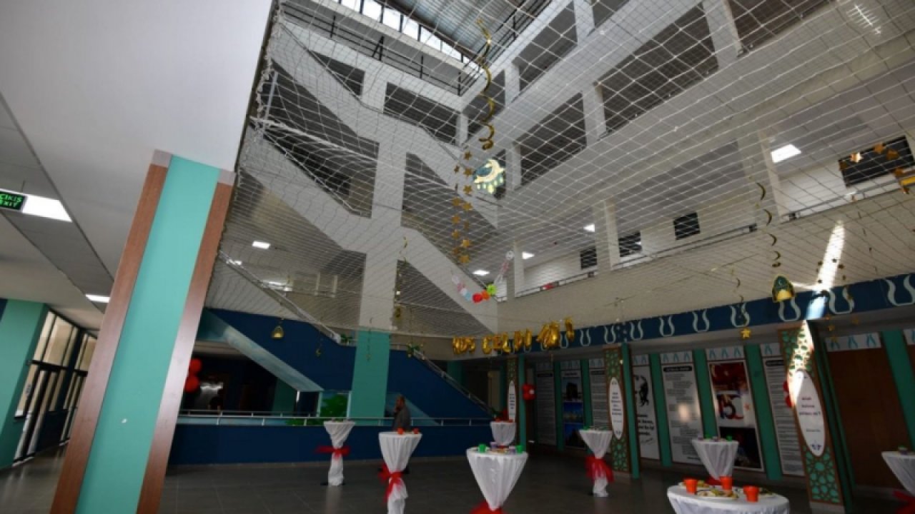 Hayırsever Zeynel Abidin Kaplan tarafından yaptırılan okulun açılışı yapıldı