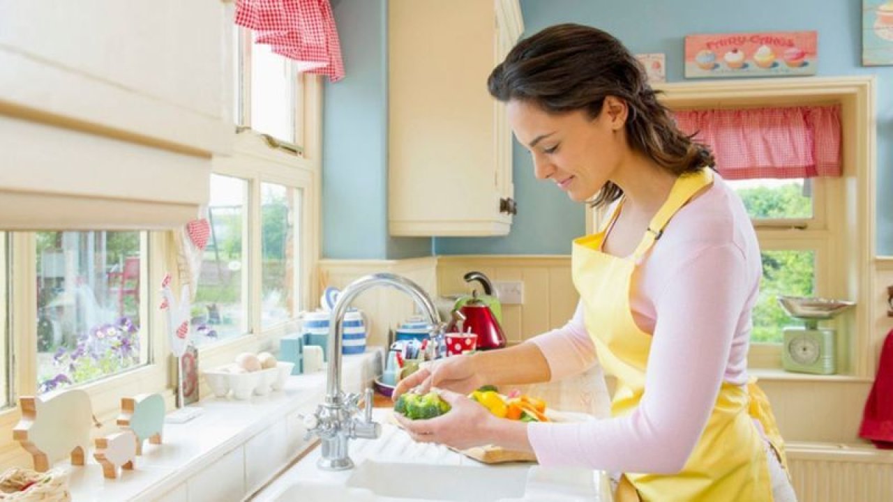 Çalışma yaşantısı bulunmayan ev hanımları bu habere dikkat! O banka düzenli geliri olmayanlara ek kolaylık sağlıyor: Bankaya başvuranın hesabına 14.000 TL yatırılıyor!