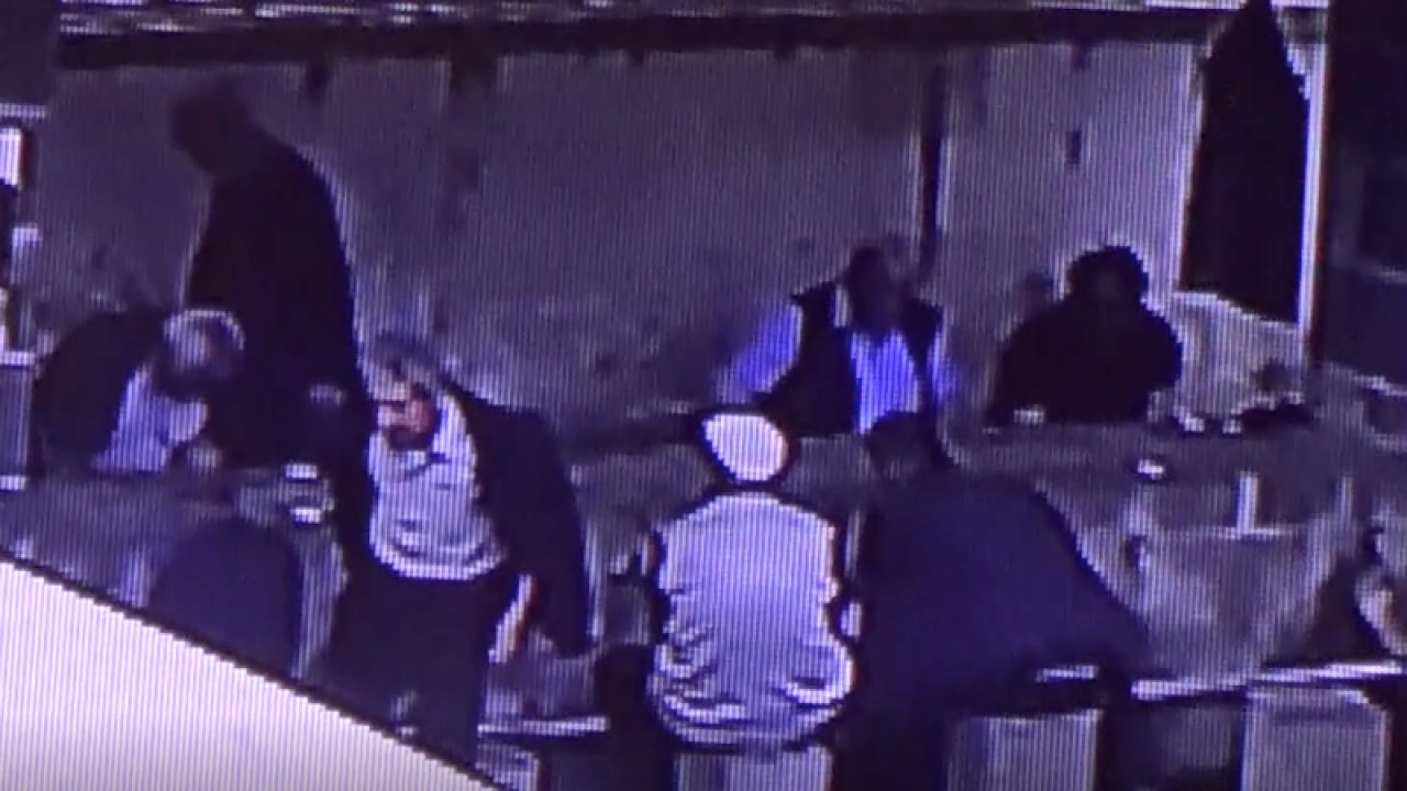 Gaziantep'te abdest alan kişinin ceketinden altınının çalınma anları güvenlik kamerasında