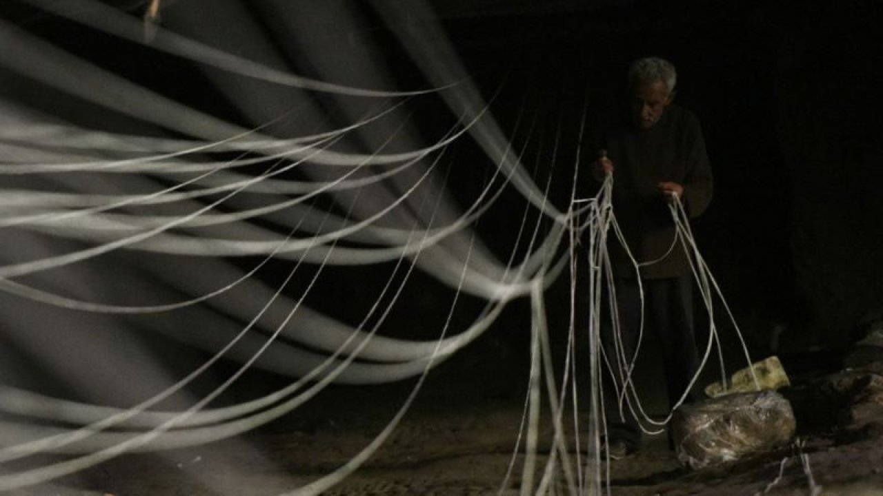 Gaziantep'te yaklaşık 60 yıldır mağarada kendir üretiyor...Gaziantep'in Unutulan El Emeği Mesleği