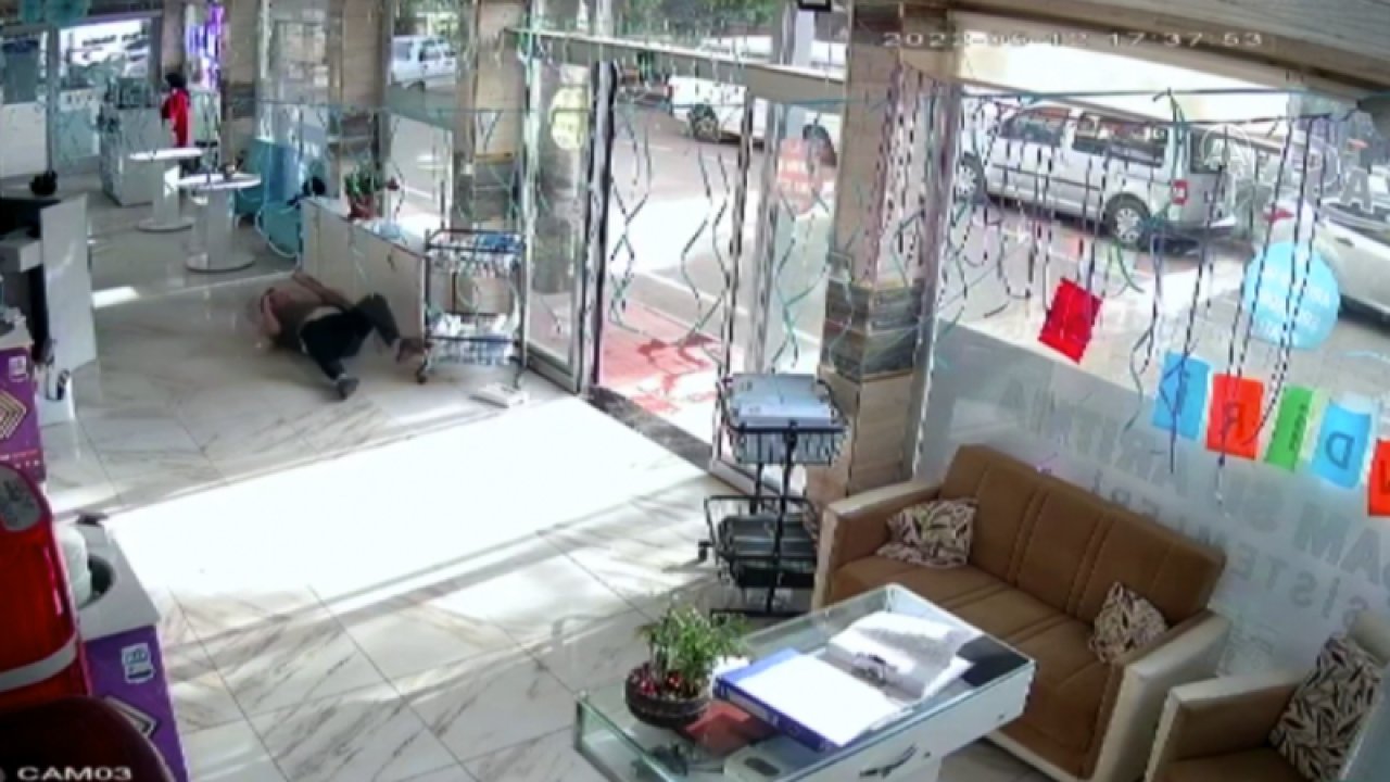 Gaziantep'te iş yerinde elektrik akımına kapıldı... iki metre mesafeye savruldu! O Anlar Kamerada