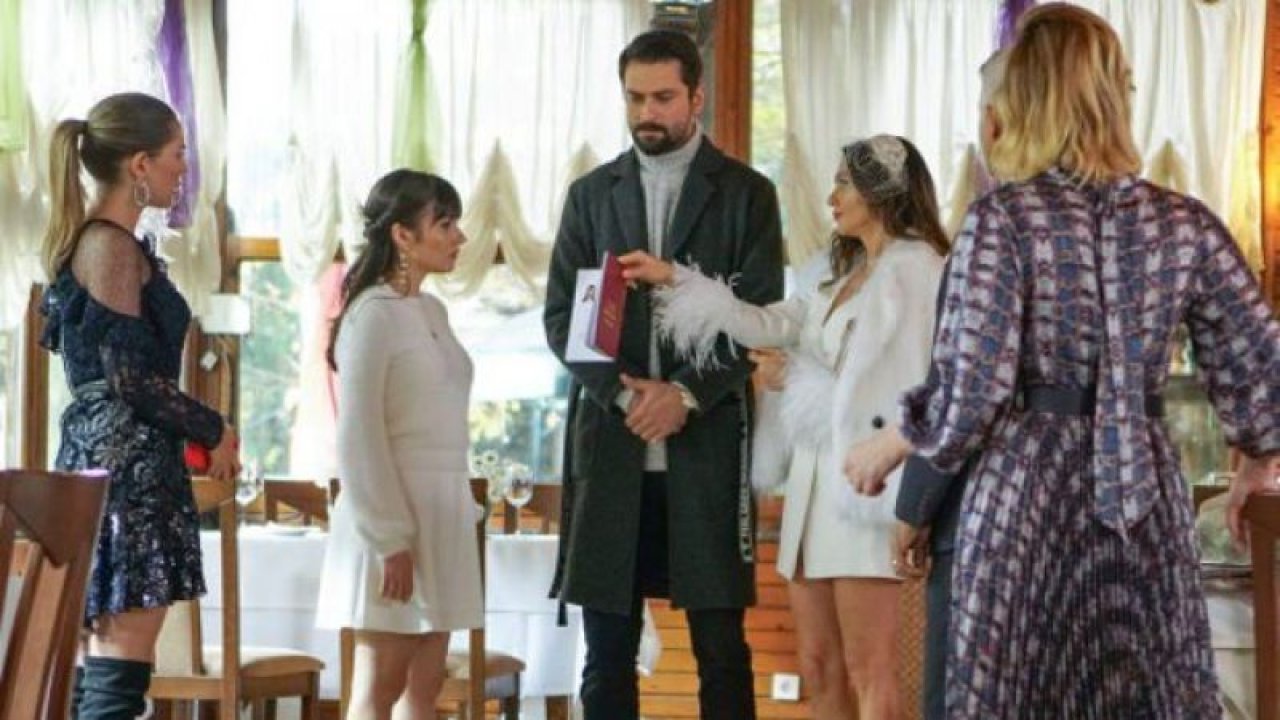 Yasak Elma'da Şok: Kimsenin Beklemediği Darbe O İsimden Geldi! Dizinin Reytingleri Dibi Görebilir! İzleyiciler Çok Üzülecek!