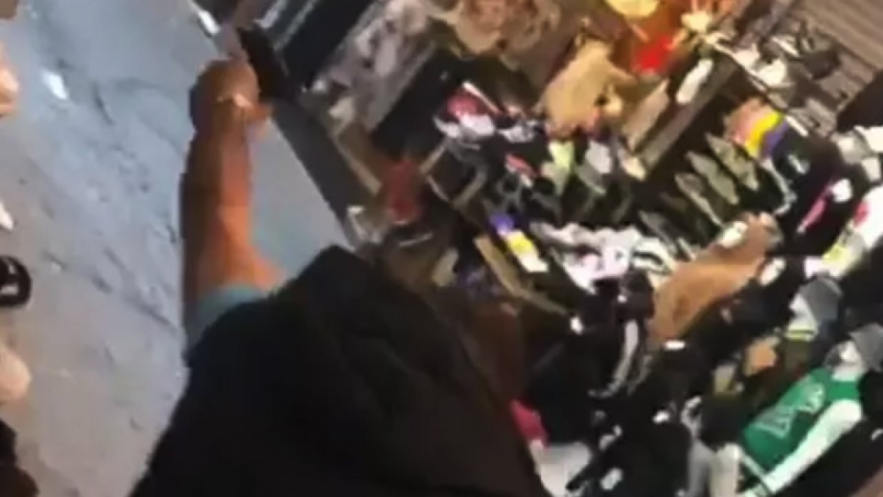 Dehşete Düşüren Anlar! Fatih'te çatışma anının yeni görüntüleri ortaya çıktı! Polisin silahını alan bir kişinin de karşı tarafa ateş etti