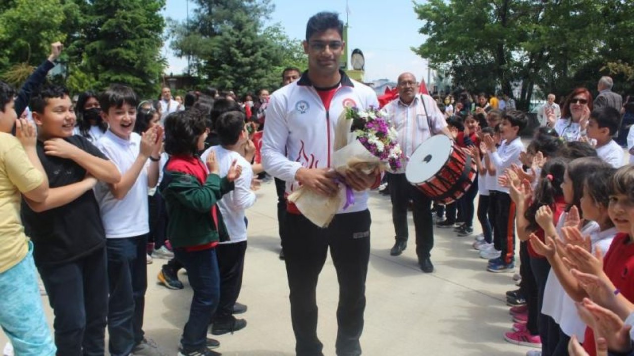 Dünya şampiyonu yüzücüye okulunda coşkulu karşılama