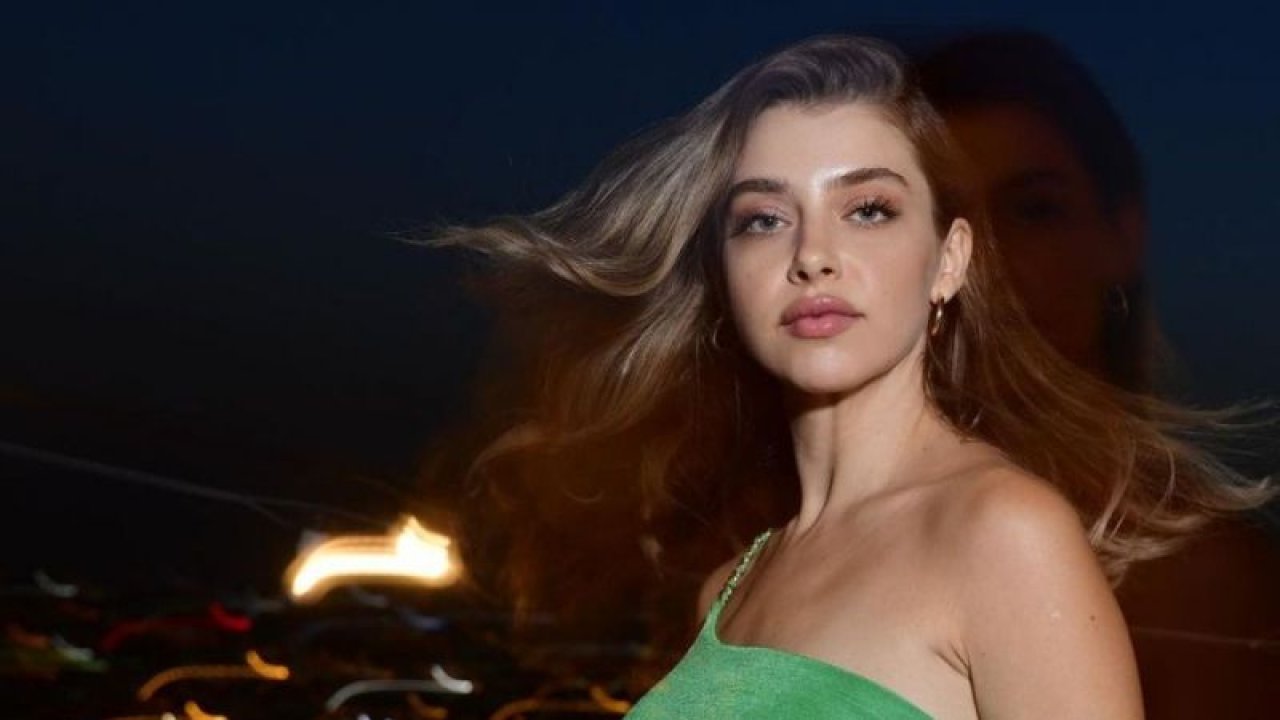 Hande Erçel'in Ablasının Güzelliği Ortaya Çıktı, Hande Krizlere Girebilir! Meğer Ablası Bir Afetmiş...