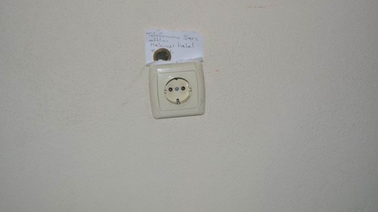 Gaziantep'te camide telefonunu şarj eden kişi, prizin yanına para ve helallik notu bıraktı
