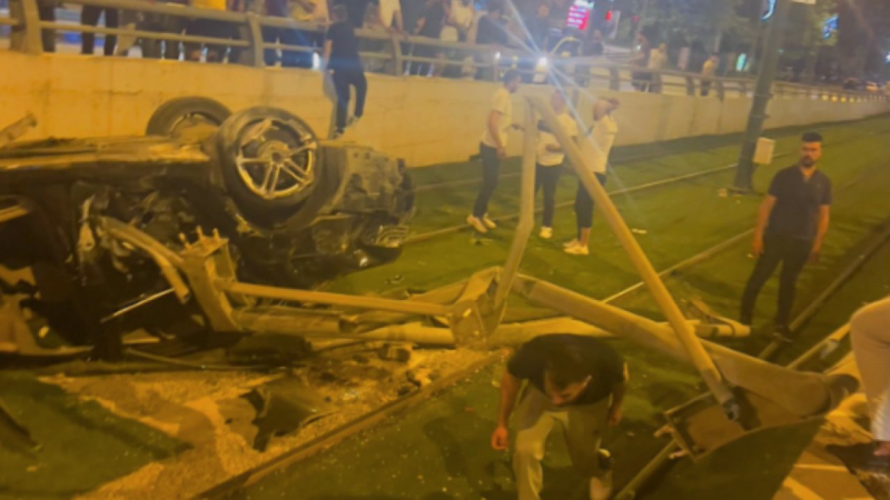 Gaziantep'te direksiyon hakimiyeti kaybolan araç tramvay yoluna uçtu