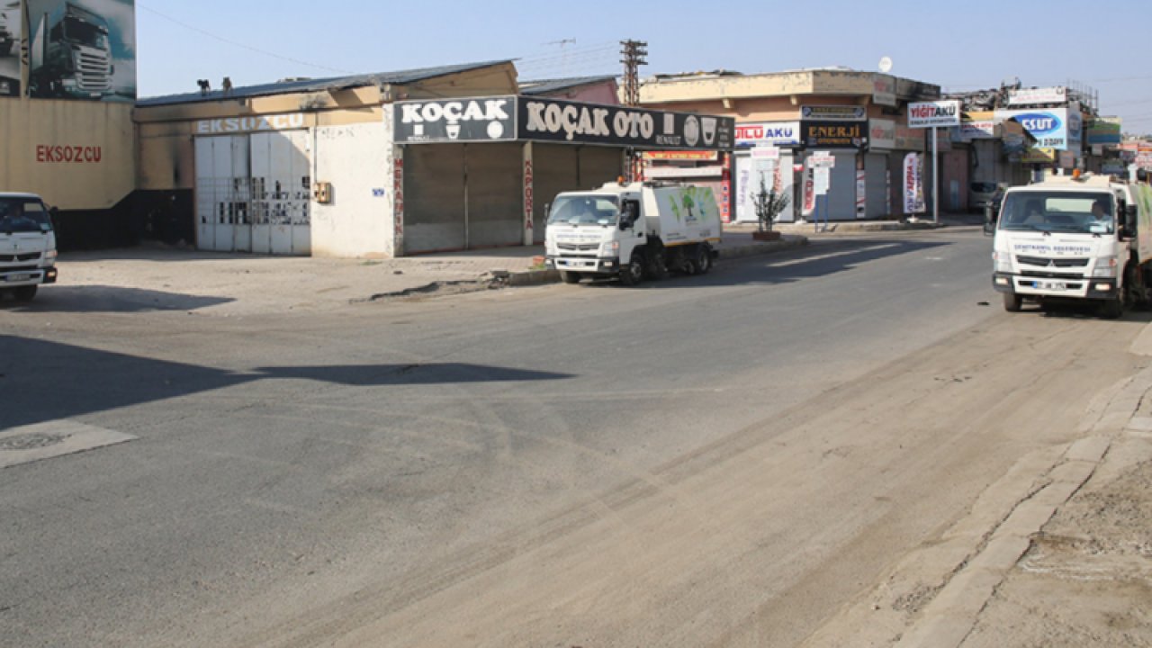 Gaziantep'te Küçük Sanayi Sitesi’nde (KÜSGET) hırsızlar telefon ve data hattı kablolarını keserek çaldı.Küsget esnafı, 6 gündür Telekom ekiplerinin gelerek mağduriyetlerini gidermesini bekliyor. Ancak bekleyiş umutsuz b