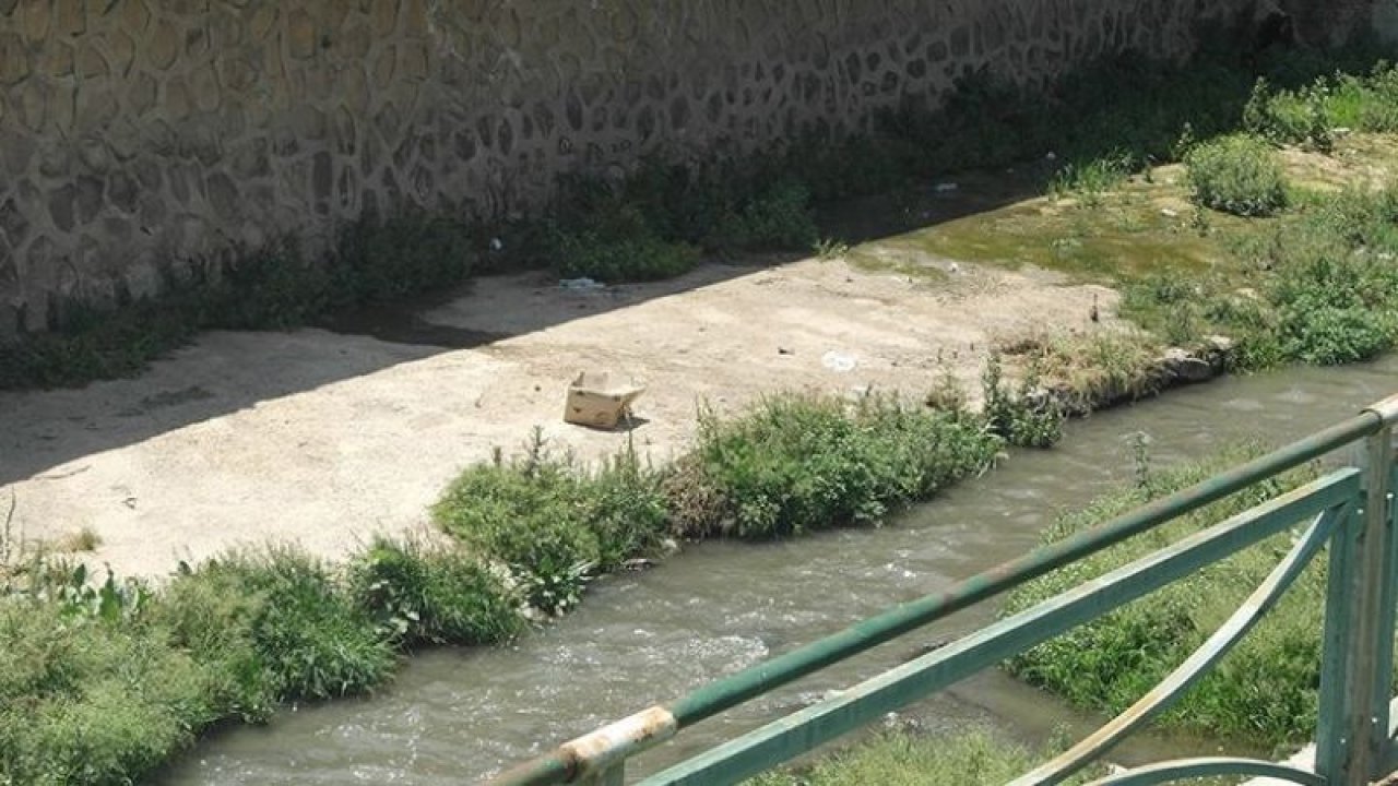 Gaziantep'in tarihte var olmasına ve kuruluş nedeni olan 'ALLEBEN DERESİ' ...  Alleben Deresi’ndeki koku ve kirlilik, sıcakların bastırması ile birlikte yine gündemde