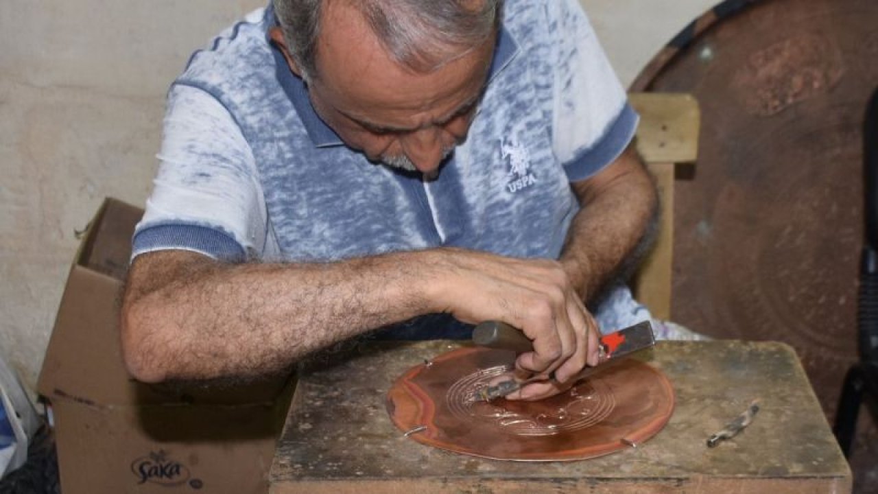 Gaziantep'te 50 yıldır bakır işlemeciliği yapan Bakırcı İsmet'in gençlere vefası