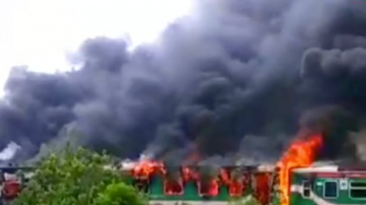 Bangladeş’te tren alev alev yandı