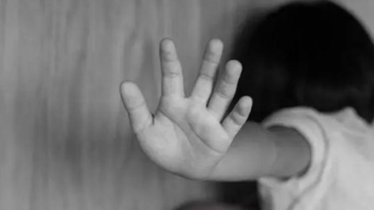 İğrenç olay! Sapık dede 9 yaşındaki öz torununa cinsel istismarda bulundu. Mayıs ayında gerçekleşen iğrenç olay, çocuğun sınıf öğretmeni sayesinde ortaya çıktı.