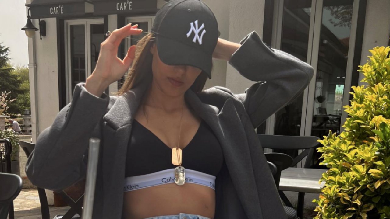 Dilan Çiçek Deniz transparanlı yırtmacıyla paylaşım yaptı sosyal medyadan beğeni yağdı!