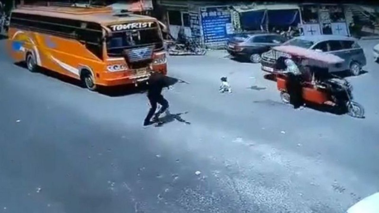 Trafik polisi araçtan düşen çocuğu ezilmekten son anda kurtardı