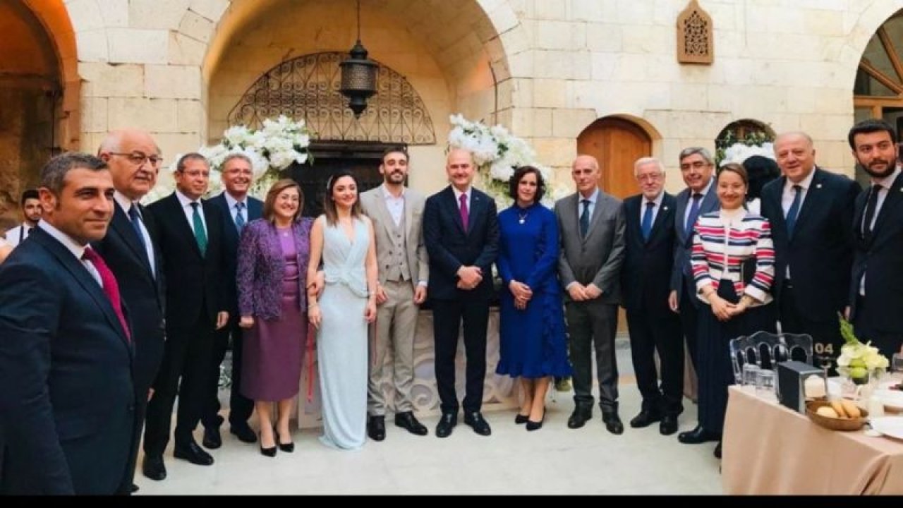 Gaziantep Büyükşehir Belediye Başkanı Şahin'in kızı Merve Şahin ile Cihan Oklap'ın nişan yüzüklerini İçişleri Bakanı Süleyman Soylu' taktı...