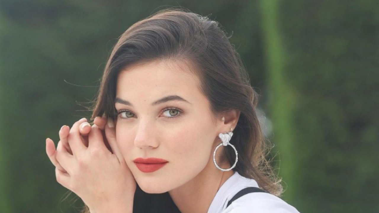 Pınar Deniz'in Dekoltesine Eleştiri Yağmuru! Bunu Sana Giydiren Yazık Etmis