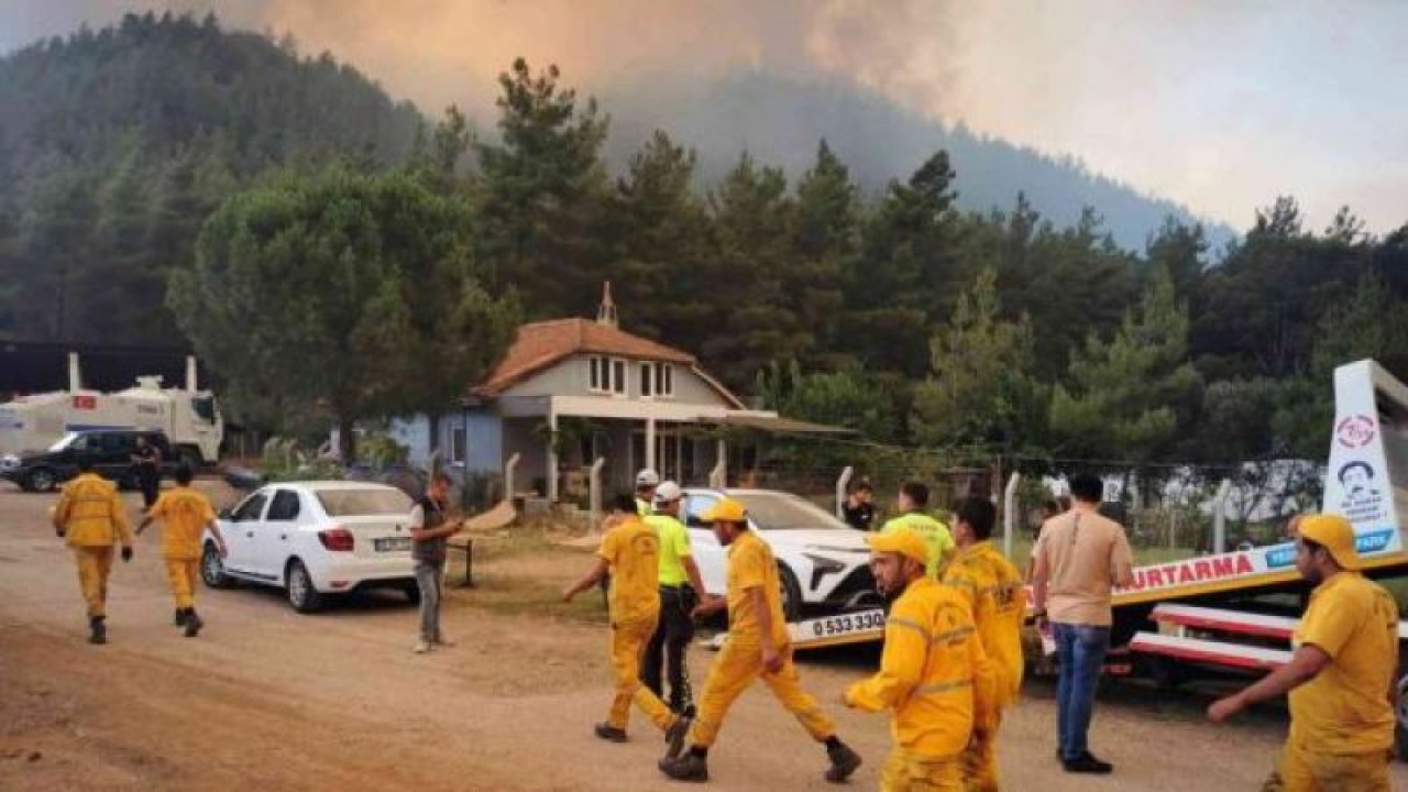 Muğla'nın Marmaris İlçesinde kontrol altına alındı denilen yangın kontrol merkezini boşalttırıyor