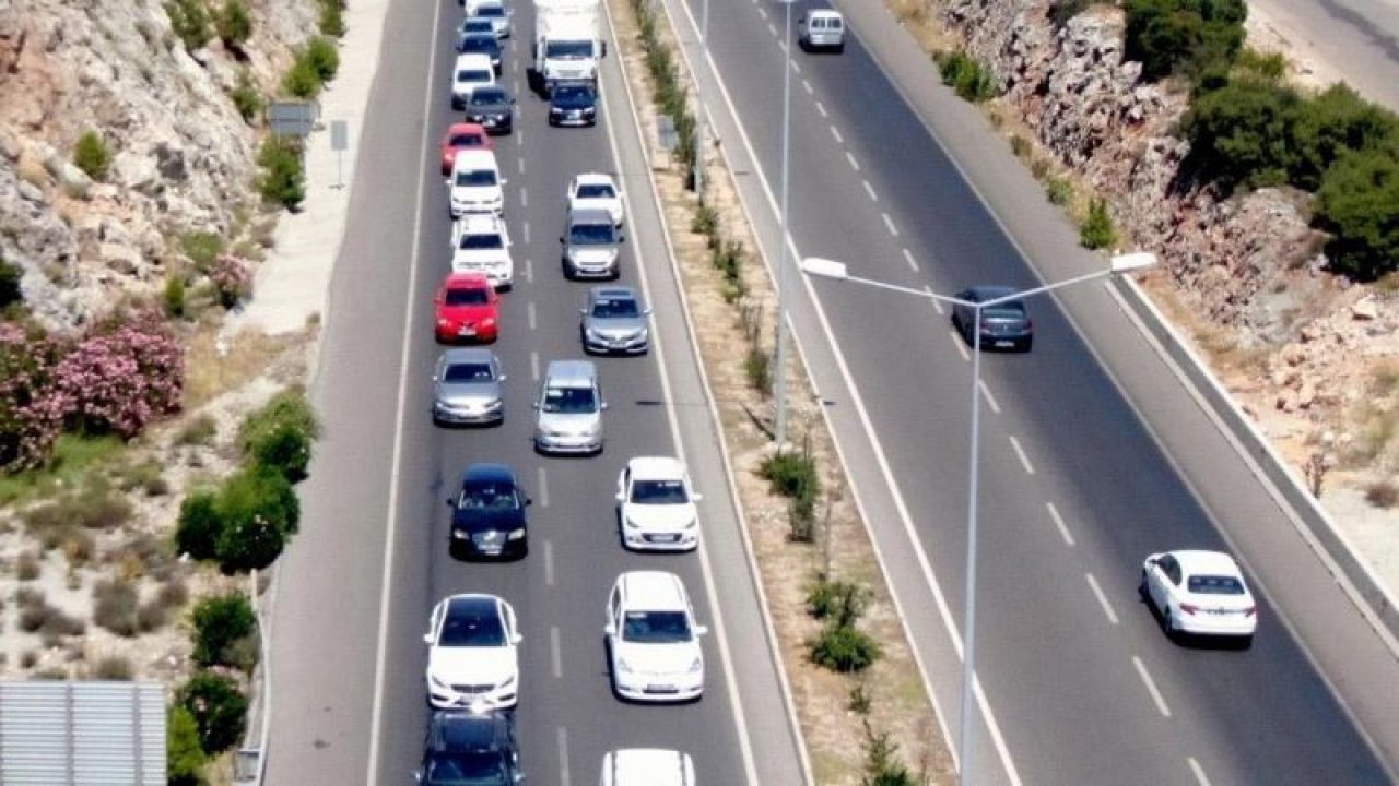 Gaziantepli Vatandaşlar İsyan Etti! Kurban Bayramı'nda tatil bölgelerine gitmeyi tercih eden vatandaşlar kendilerini yollara attı! Otoyollar yaşanan yoğunluk sebebiyle durma noktasına geldi!