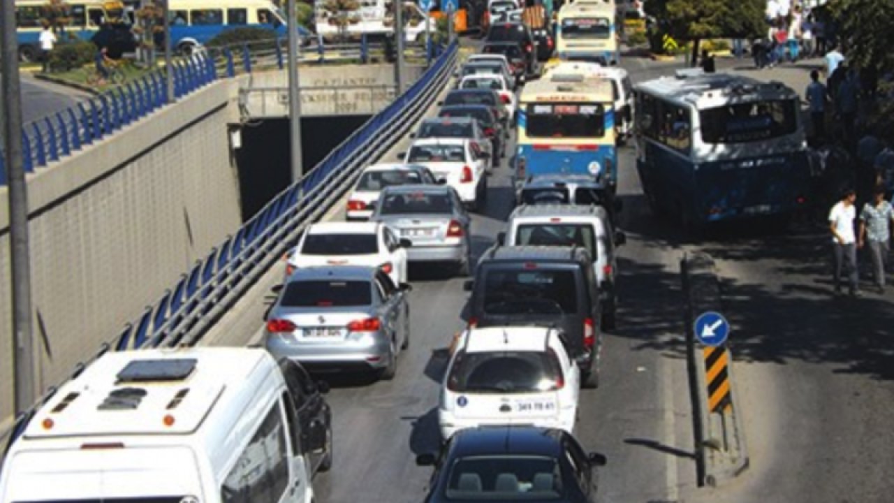 Gaziantep'te Trafiğe Çıkmat Adeta Savaşa Gitmek Gibi! Gaziantep'te Trafikte Makas Atma, Hatalı Sollama, Yolun Ortasından Gitmek Artık Normal Olarak  Kabulleniliyor!