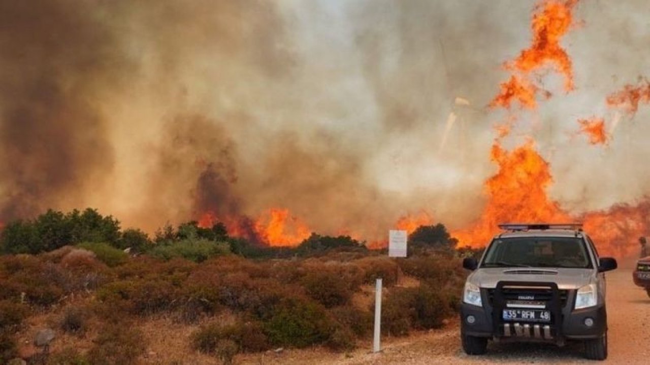 Çeşme yanıyor! Makilik alanda çıkan yangınla ilgili 7 kişi gözaltına alındı. Yangının kaynaktan çıkan kıvılcımdan çıktığını söyledikleri öğrenildi.
