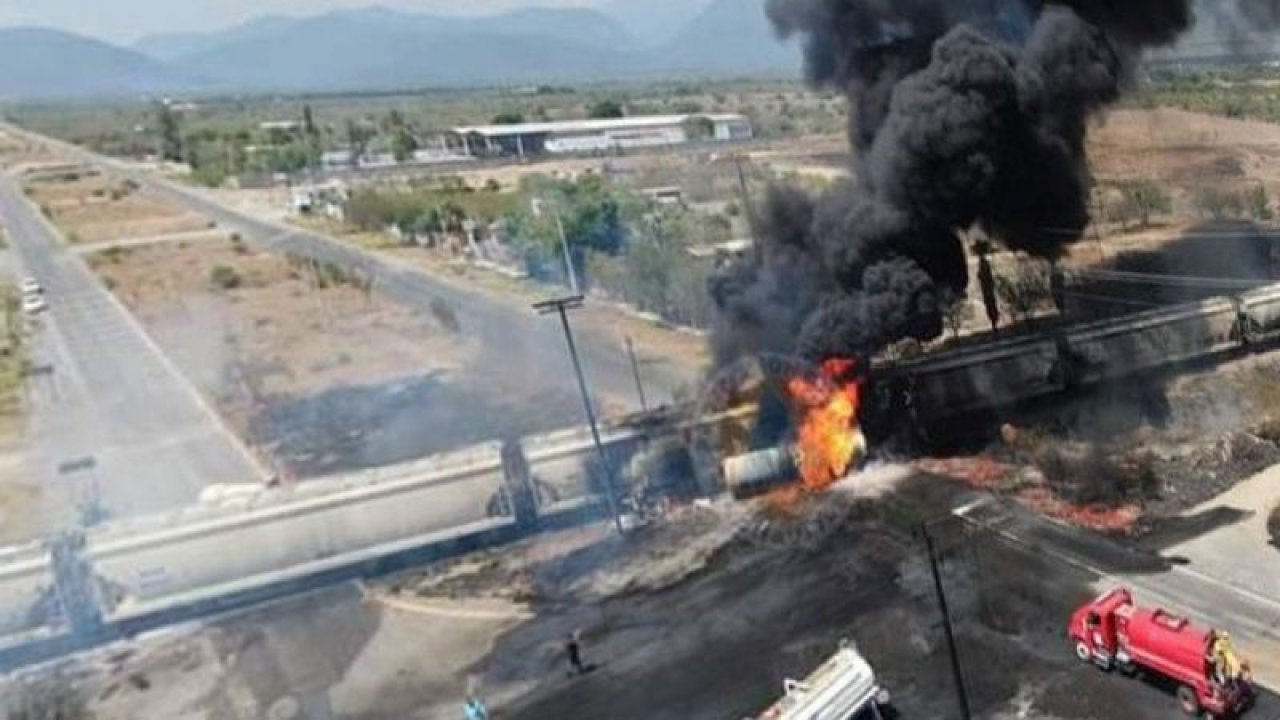Trenin çarptığı petrol tankeri patladı