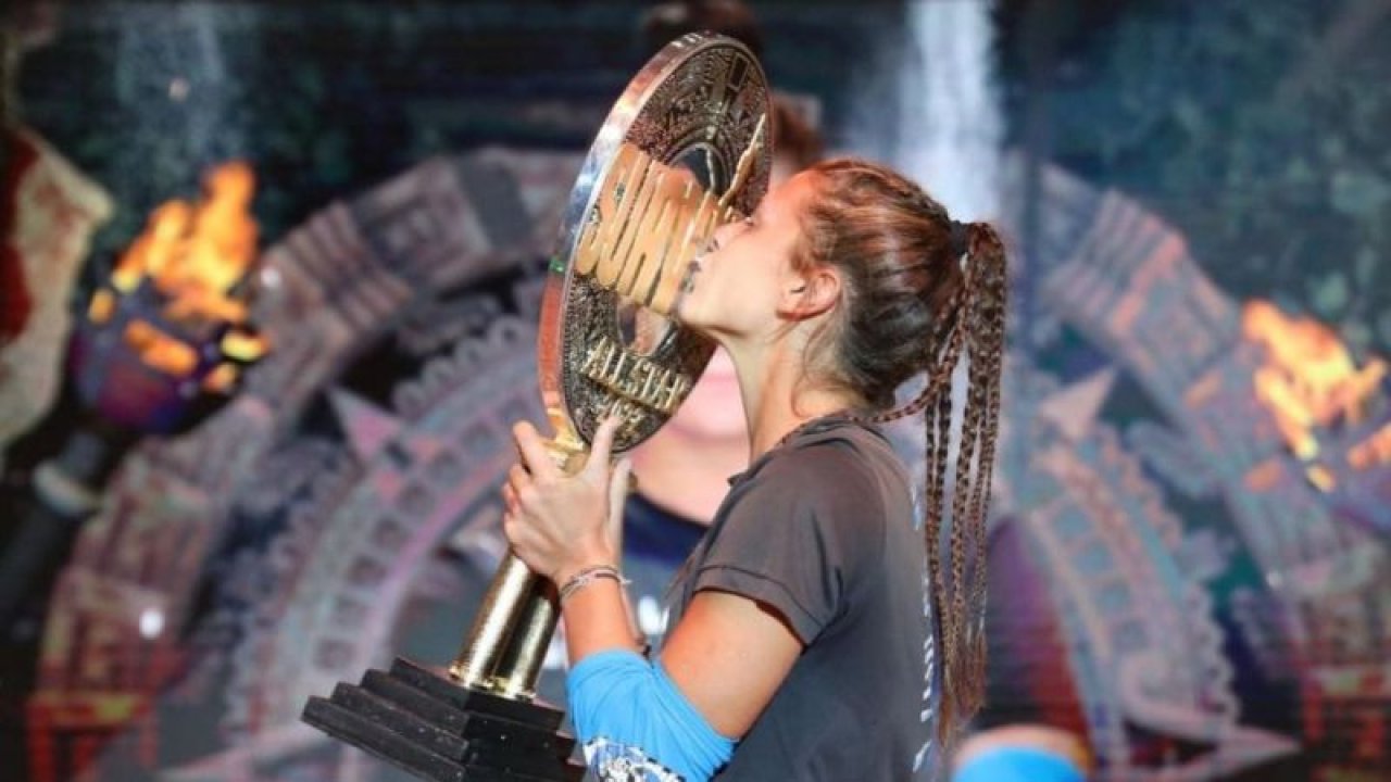 Yarışmadan Kazandığı Tekne Tatili İle Gününü Gün Eden Nisa Bölükbaşı, Kırmızı Mayosu İle Dişiliğini Gösterdi! Sevgilisi Ogeday Girişken'in Tepkisi...