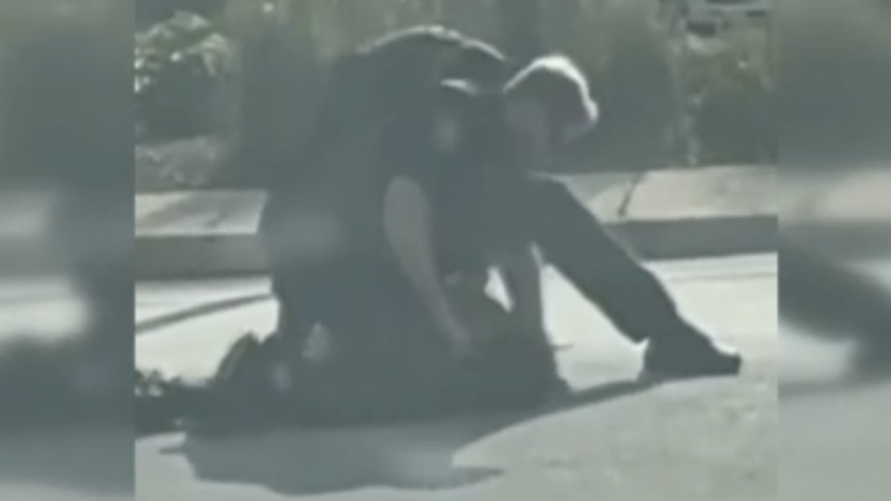 17 yaşındaki genç polisler tarafından defalarca yumruklandı