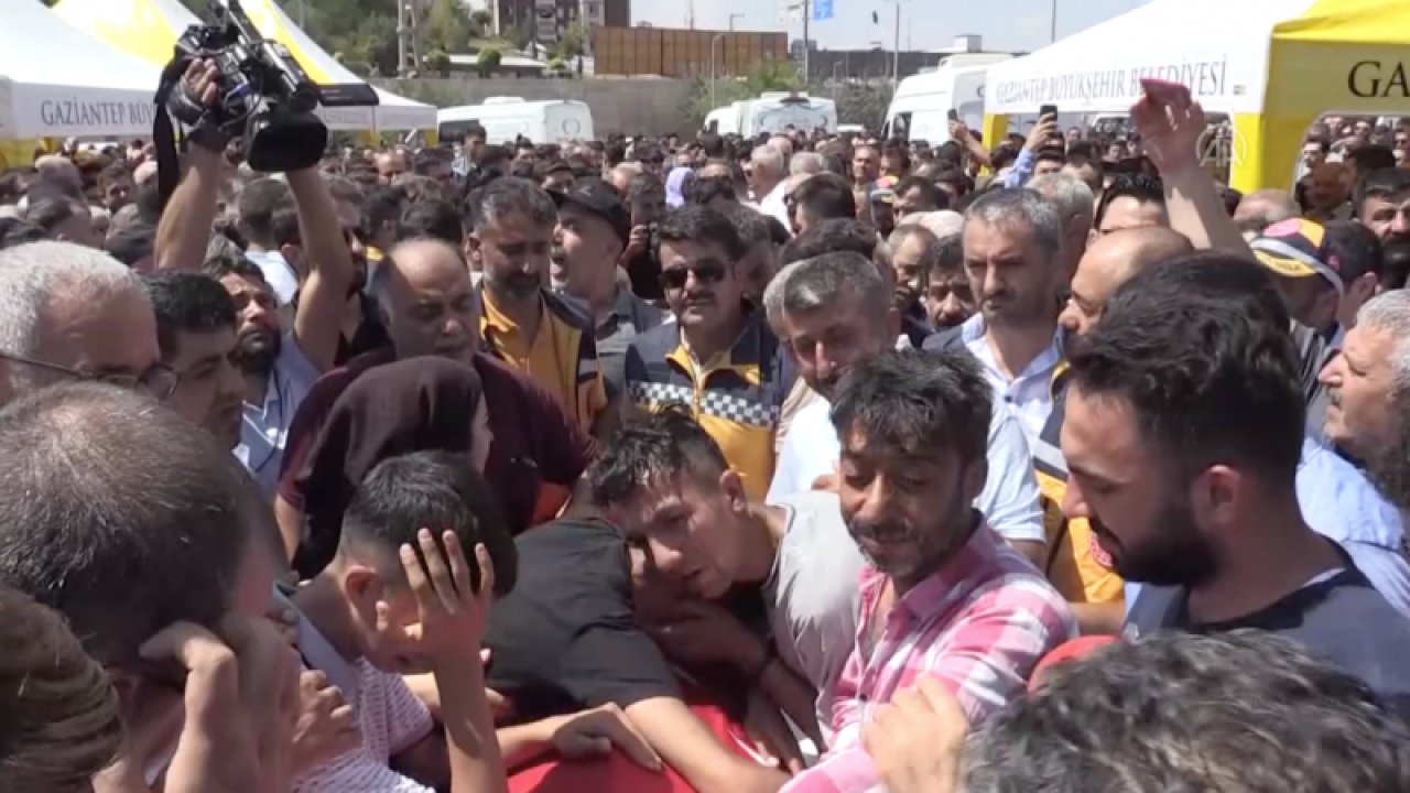 Gaziantep'ten Acı Veda! Göz Yaşları Sel Oldu...Gaziantep'te Feci Kazada Hayatını Kaybeden Sağlık Çalışanları Ve Gazeteci Göz Yaşlarıyla Son Yolculuğuna Uğurlandı...Video Haber