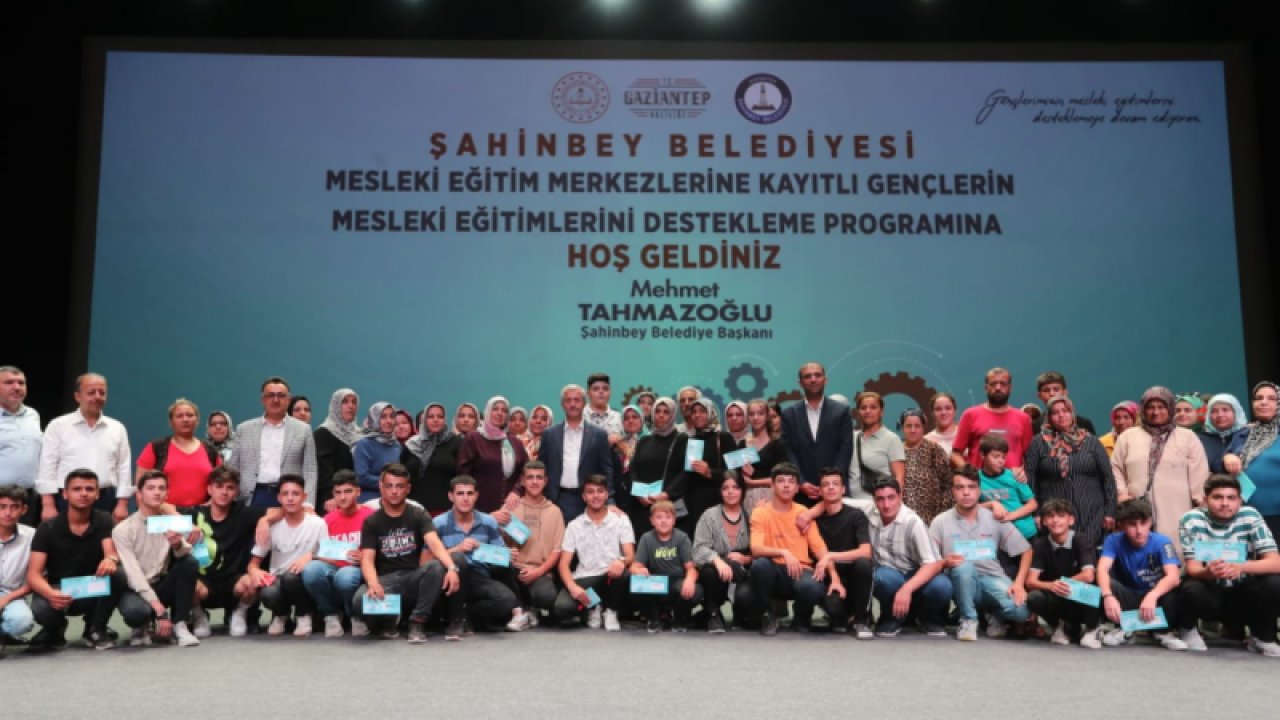 Gaziantep'te Şahinbey Belediyesi Annelerin Hesabına Bin TL Yatırdı!  Başkan Tahmazoğlu Öğrenciler Ve Aileleriyle Bir Araya Gelip Banka Kartlarını Dağıttı