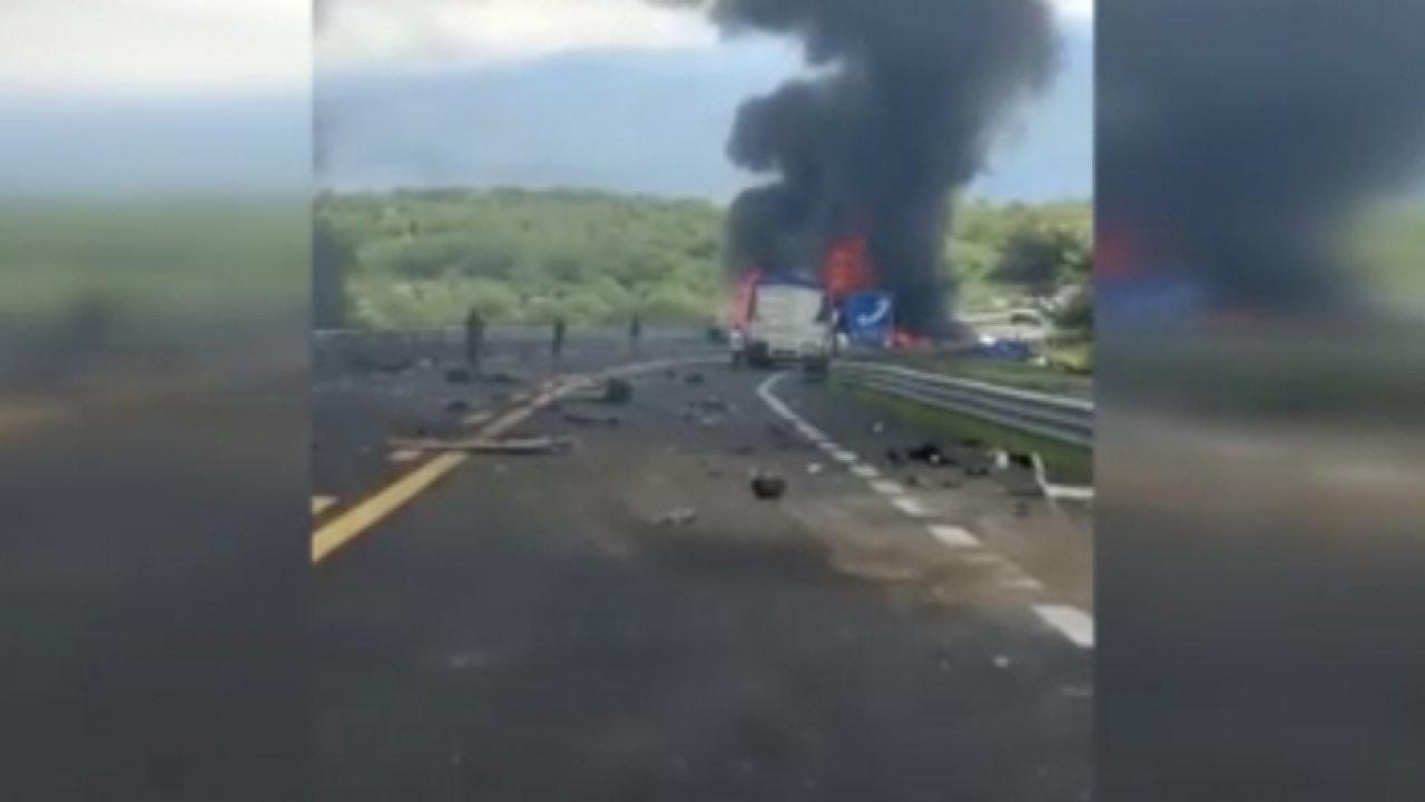 Kafa kafaya çarpışan araçlar alev aldı