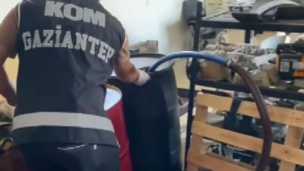 Gaziantep’te bir iş yerine yapılan operasyonda 2 bin litre kaçak akaryakıt ele geçirildi