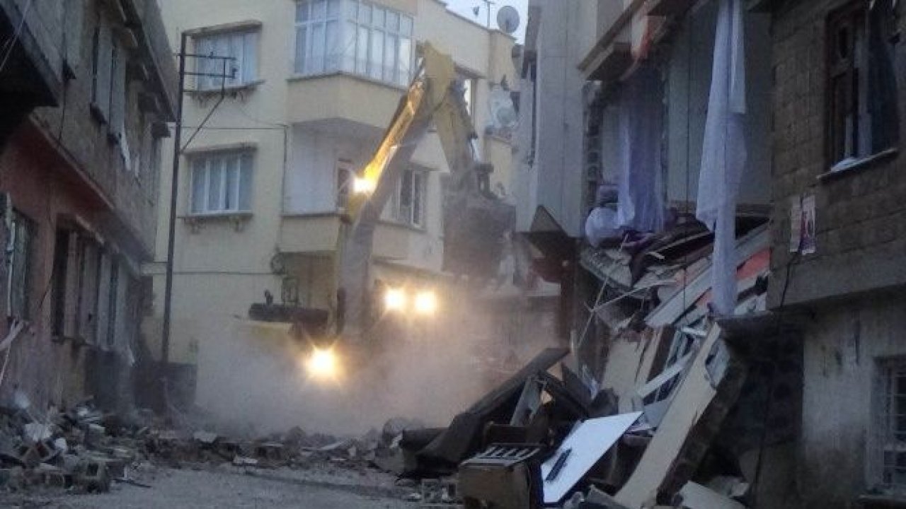 Patlamada hasar gören bina iş makineleri tarafından yıkıldı