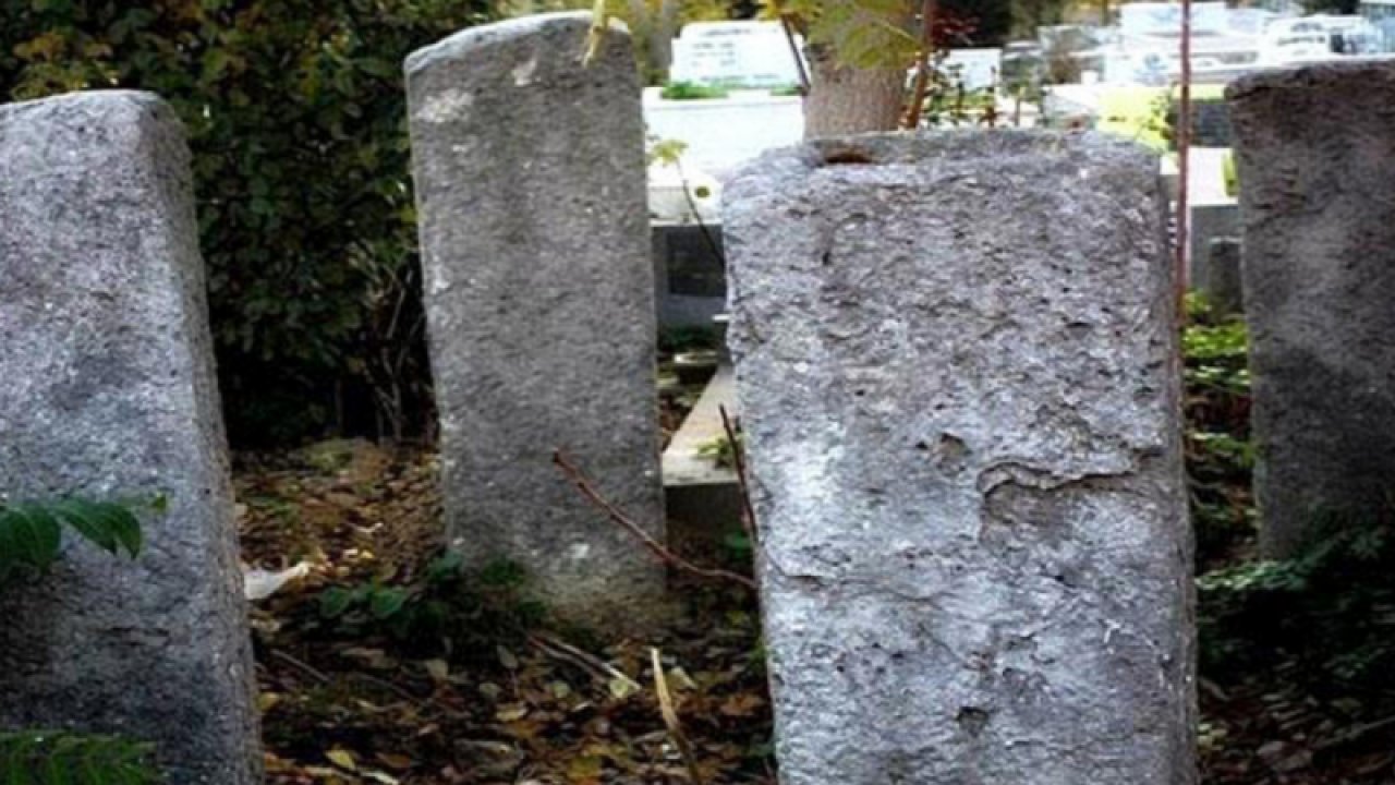 Kendisini başka kadınla aldatırken ölen eşinden intikamını, mezar taşına öyle bir yazı yazdırarak aldı ki