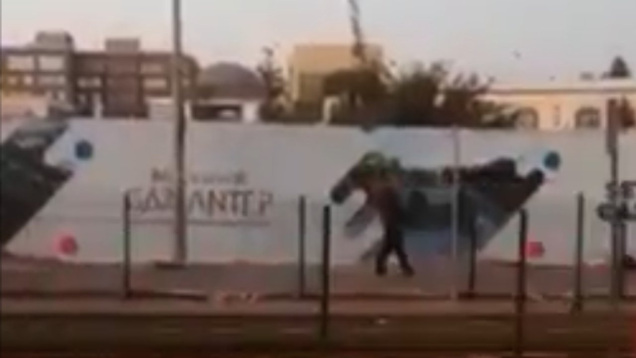 Gaziantep'te Uyuşturucu Kullanan Gencin Yaptığı Hareketler Hem Korkuttu Hem Üzdü! Gaziantepli Vatandaşlar:  “Gençlerimizi kaybediyoruz”  diyerek isyan etti... İşte O Anlar