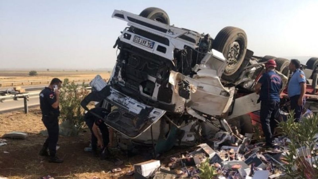 Gaziantep'te gıda ürünleri yüklü tır devrilerek kaza yaptı